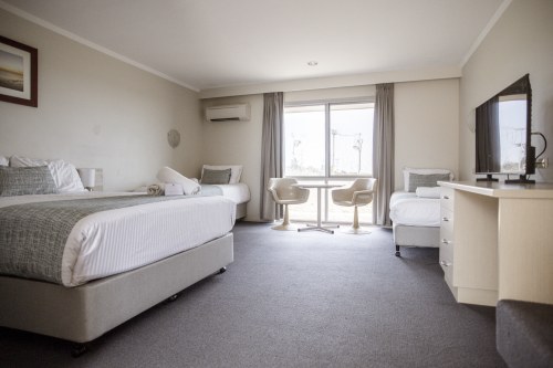 Family Room Queen + 2 Singles with FREE Continental Breakfast