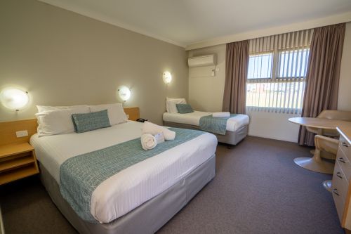 Queen Motel Room with FREE Continental Breakfast